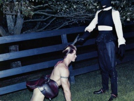 Pistole, caramelle e nudit&agrave; per Steven Klein