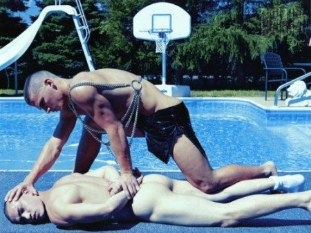 Pistole, caramelle e nudit&agrave; per Steven Klein