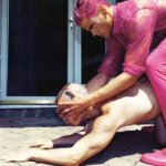 Pistole, caramelle e nudit&agrave; per Steven Klein - Thumbnail