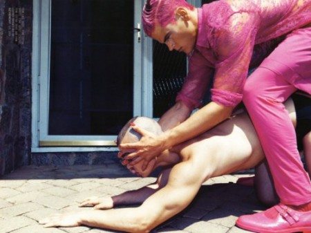 Pistole, caramelle e nudit&agrave; per Steven Klein