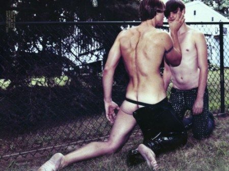 Pistole, caramelle e nudit&agrave; per Steven Klein