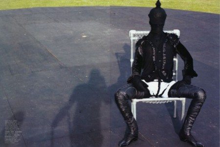 Pistole, caramelle e nudit&agrave; per Steven Klein