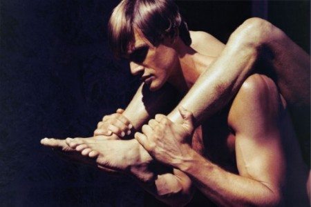 Pistole, caramelle e nudit&agrave; per Steven Klein