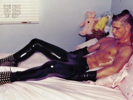 Pistole, caramelle e nudit&agrave; per Steven Klein