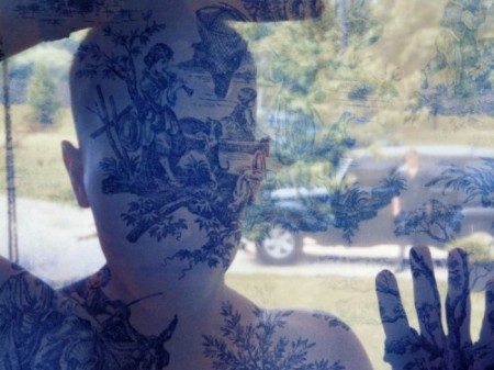 Pistole, caramelle e nudit&agrave; per Steven Klein