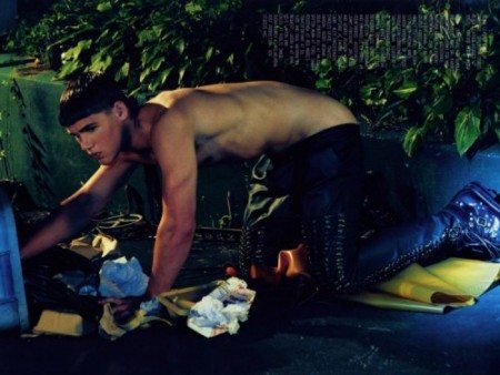 Pistole, caramelle e nudit&agrave; per Steven Klein