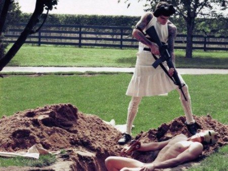 Pistole, caramelle e nudit&agrave; per Steven Klein