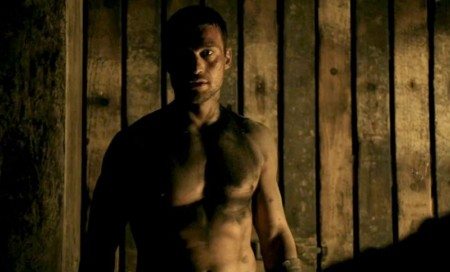 Prima scena di sesso gay tra gladiatori in "Spartacus"