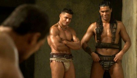 Prima scena di sesso gay tra gladiatori in "Spartacus"