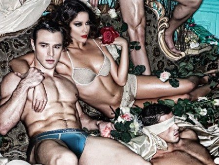 Underwear greca, tra statue umane e modelli di marmo