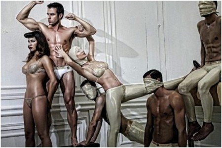Underwear greca, tra statue umane e modelli di marmo