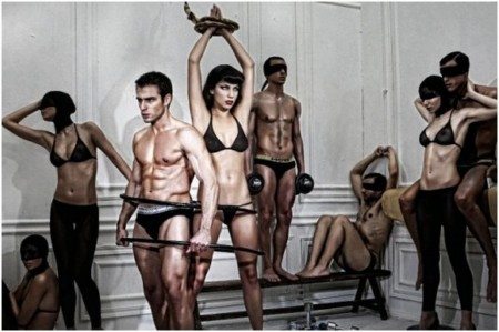 Underwear greca, tra statue umane e modelli di marmo