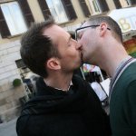 Le foto dei baci vietati a Bergamo - Thumbnail
