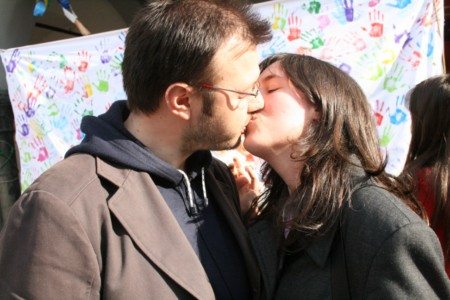 Le foto dei baci vietati a Bergamo
