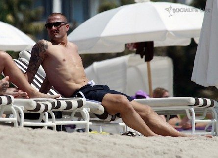 Cannavaro ci regala il primo torso nudo della stagione
