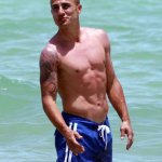 Cannavaro ci regala il primo torso nudo della stagione - Thumbnail