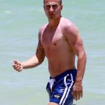 Cannavaro ci regala il primo torso nudo della stagione - Thumbnail