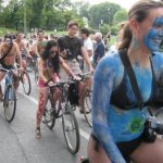 Anche in Italia tutti svestiti in sella alla bici - Thumbnail