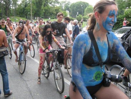 Anche in Italia tutti svestiti in sella alla bici