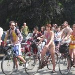 Anche in Italia tutti svestiti in sella alla bici - Thumbnail