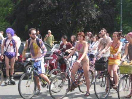 Anche in Italia tutti svestiti in sella alla bici