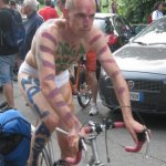 Anche in Italia tutti svestiti in sella alla bici - Thumbnail