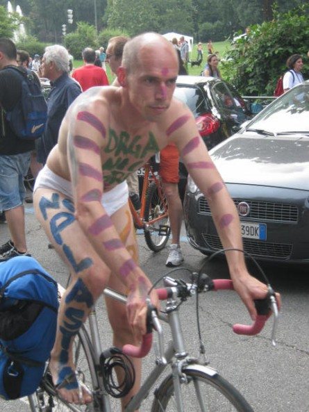 Anche in Italia tutti svestiti in sella alla bici