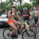 Anche in Italia tutti svestiti in sella alla bici - Thumbnail