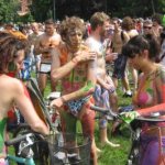 Anche in Italia tutti svestiti in sella alla bici - Thumbnail