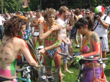 Anche in Italia tutti svestiti in sella alla bici
