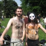 Anche in Italia tutti svestiti in sella alla bici - Thumbnail