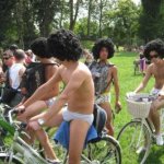 Anche in Italia tutti svestiti in sella alla bici - Thumbnail