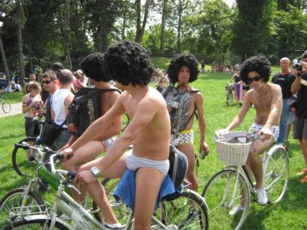 Anche in Italia tutti svestiti in sella alla bici