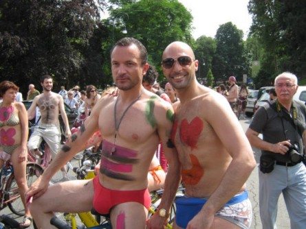Anche in Italia tutti svestiti in sella alla bici