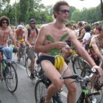 Anche in Italia tutti svestiti in sella alla bici - Thumbnail