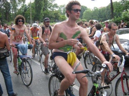 Anche in Italia tutti svestiti in sella alla bici