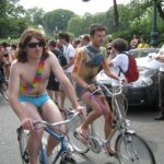 Anche in Italia tutti svestiti in sella alla bici - Thumbnail
