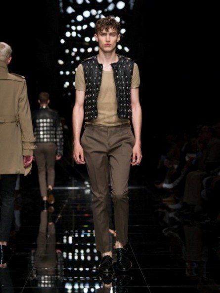 Militari e motociclisti per Burberry