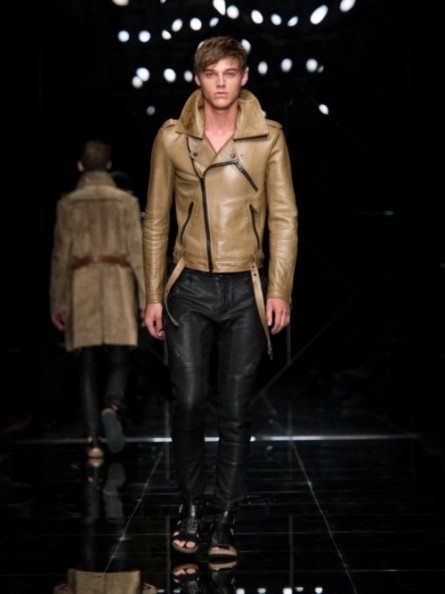 Militari e motociclisti per Burberry