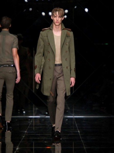 Militari e motociclisti per Burberry