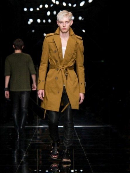 Militari e motociclisti per Burberry