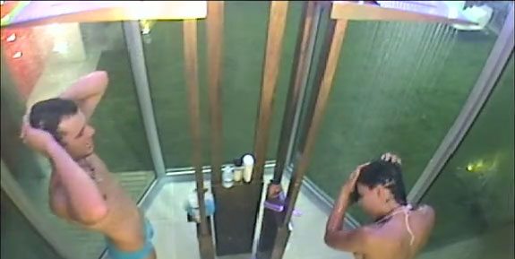 Grande Fratello, prima doccia hot di Clivio