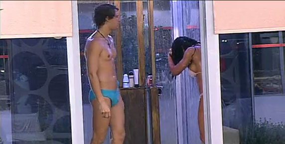 Grande Fratello, prima doccia hot di Clivio