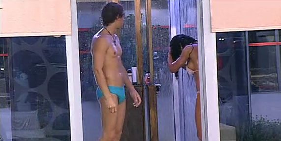 Grande Fratello, prima doccia hot di Clivio