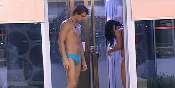 Grande Fratello, prima doccia hot di Clivio