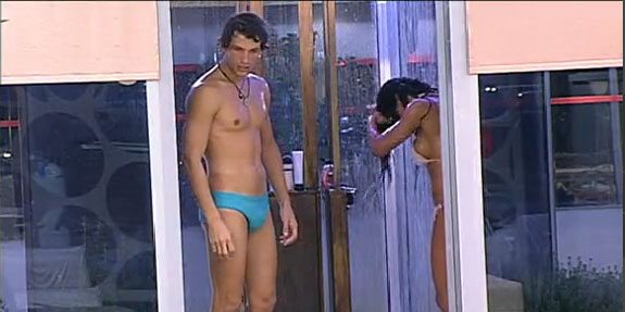 Grande Fratello, prima doccia hot di Clivio