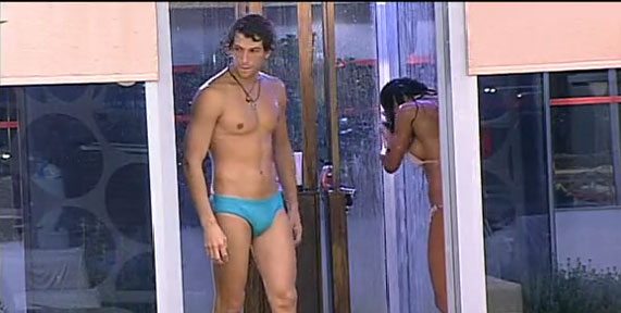 Grande Fratello, prima doccia hot di Clivio