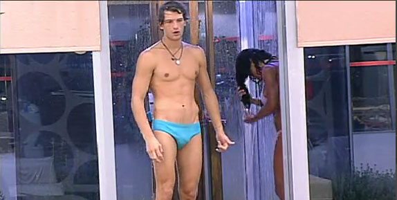 Grande Fratello, prima doccia hot di Clivio