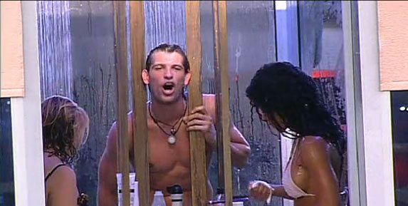 Grande Fratello, prima doccia hot di Clivio