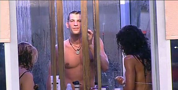 Grande Fratello, prima doccia hot di Clivio